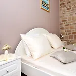Lilly Apartment Split
