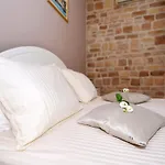 Lilly Apartment Split